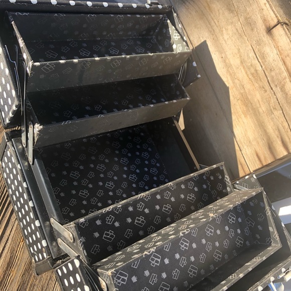 Caboodles Goddess 4 Tray Train Case - Picture 4 of 5